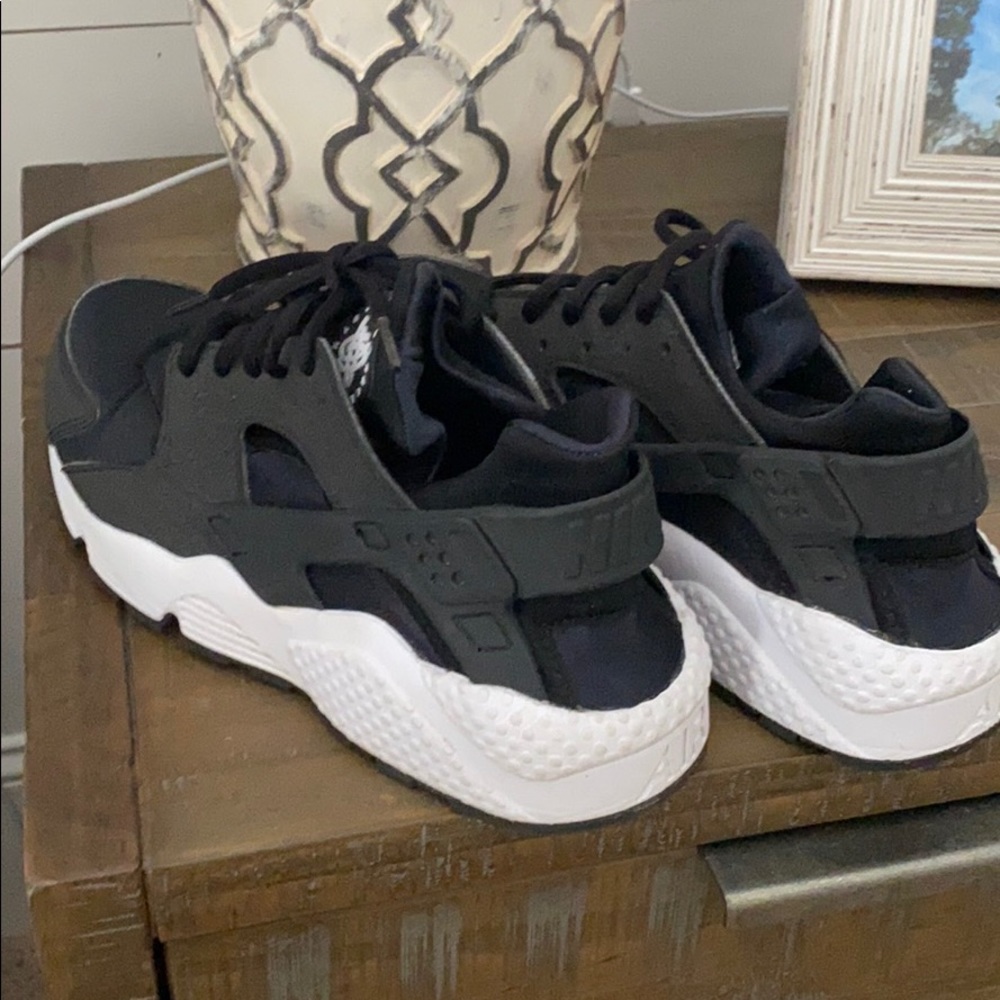 Black Nike Air Huaraches